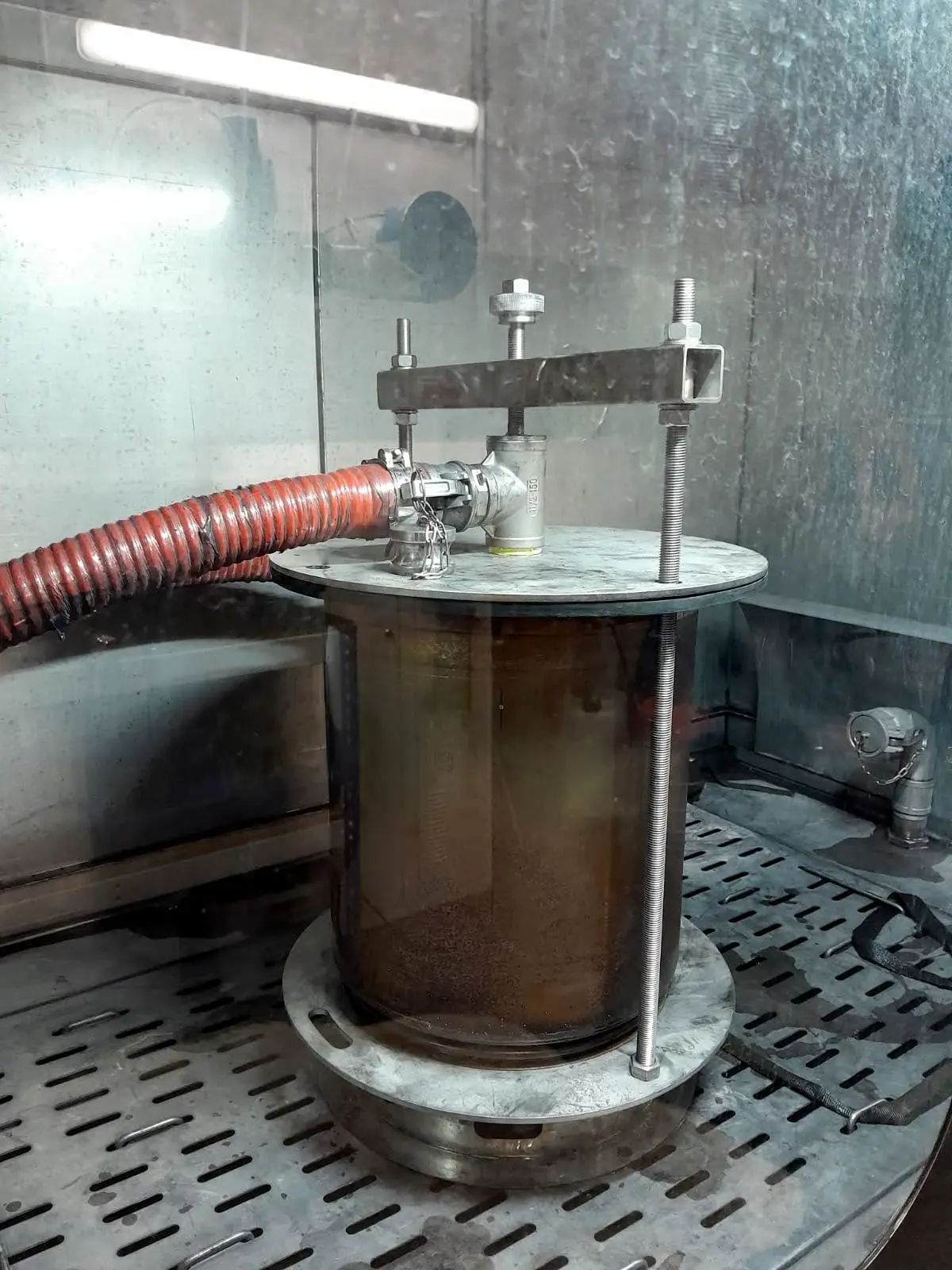 DPF-Reinigung für Werkstätten: ausgebauter LKW-Partikelfilter in der Reinigungsanlage bei DPF Cleaners