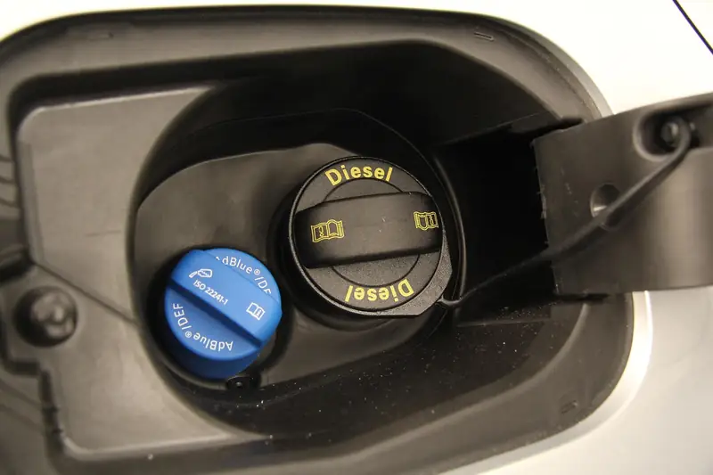Diesel-Tankverschluss und blauer AdBlue-Tankverschluss nebeneinander