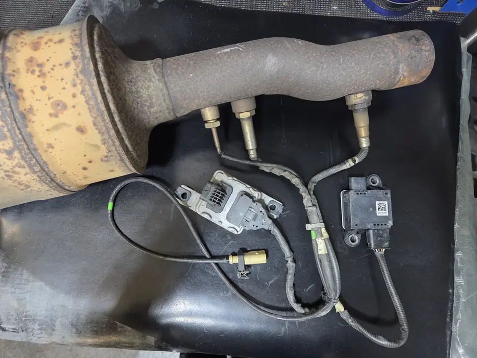 Abgassystem mit Sonden und zwei angeschlossenen Elektronikmodulen